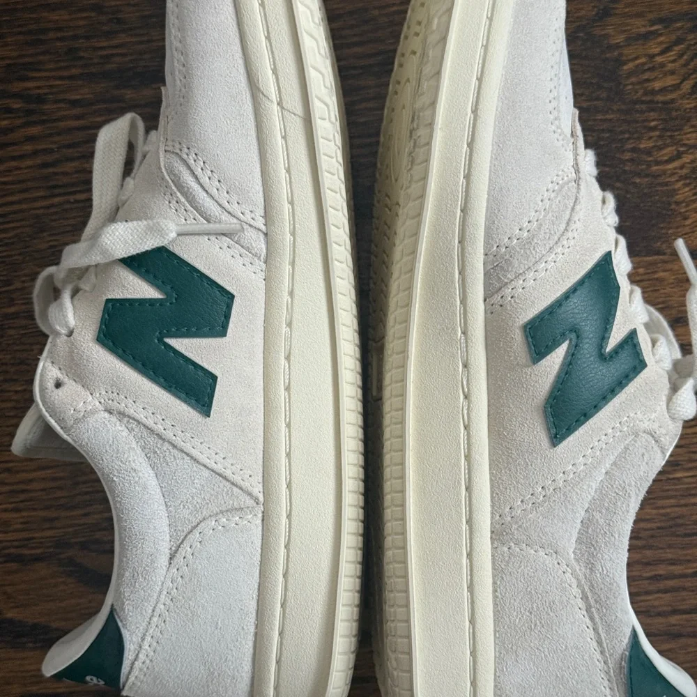 New Balance Men's Off-white  Boston Mass T500 - SEA SALT / MARSH GREEN Sz 7